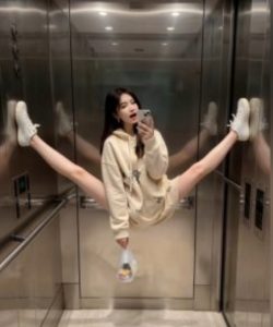 AI生成电梯一字马美女制作教程，条条流量上万，别再在外面被割韭菜了，全流程实操-鱼梓小栈